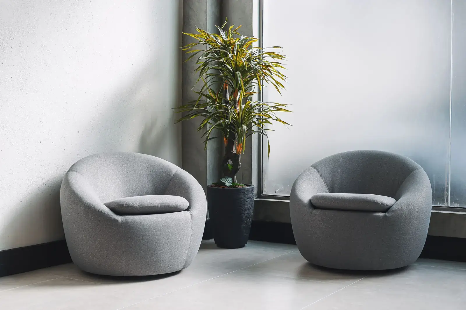 Deux fauteuils dans une pièce calme et lumineuse, le cadre d'un premier échange avec un hypnothérapeute