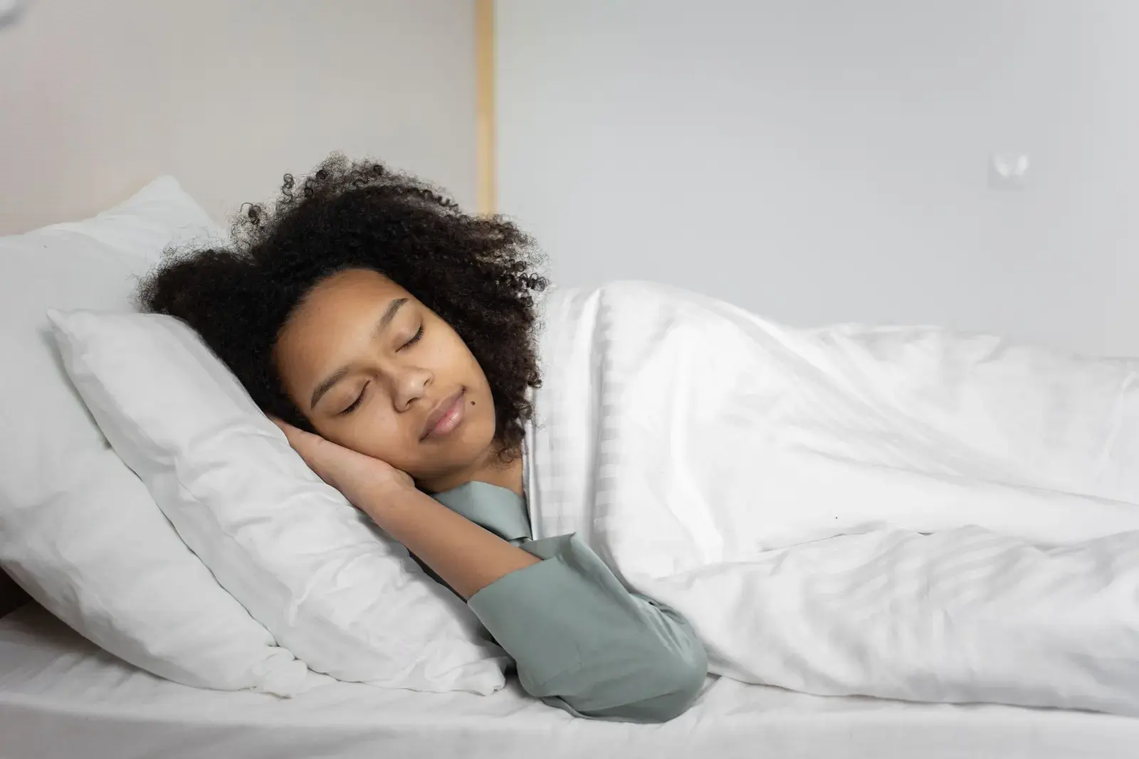 Femme dormant paisiblement dans une chambre, hypnose sommeil Rennes