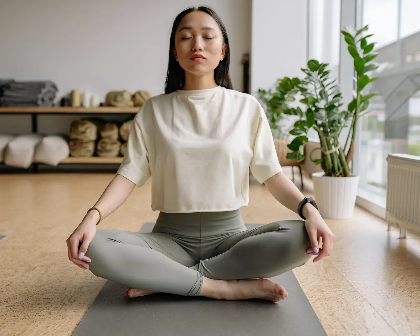 Exercice de sophrologie en position assise : respiration calme, les yeux fermés
